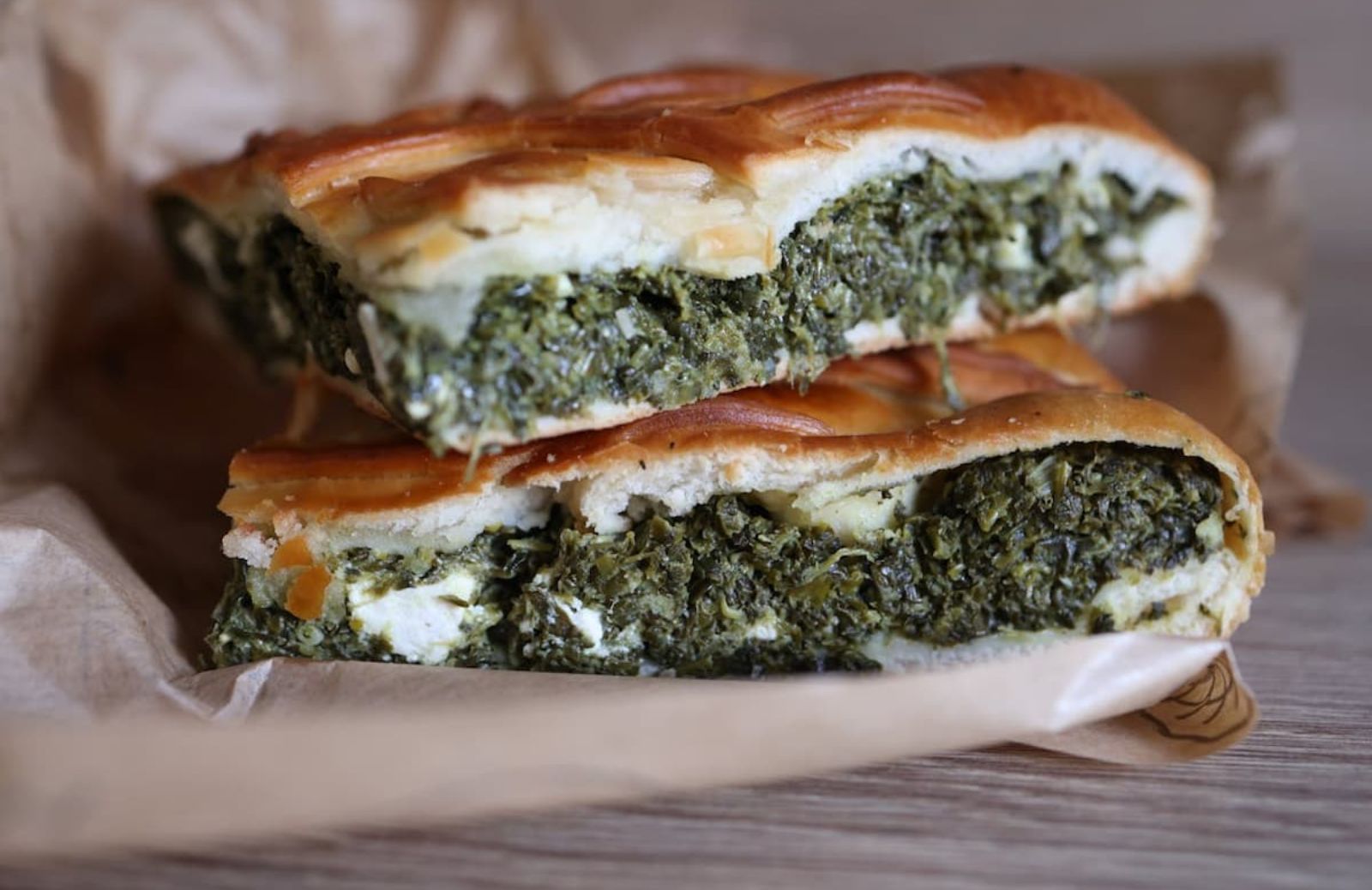 Spanakopita, la torta salata greca con pasta fillo e feta