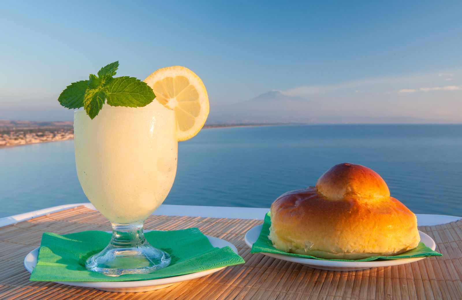 Granita + brioche (col tuppo) = la colazione siciliana perfetta 