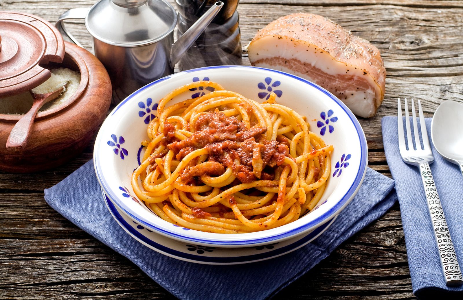 Come fare gli spaghetti all'amatriciana, ricetta della tradizione