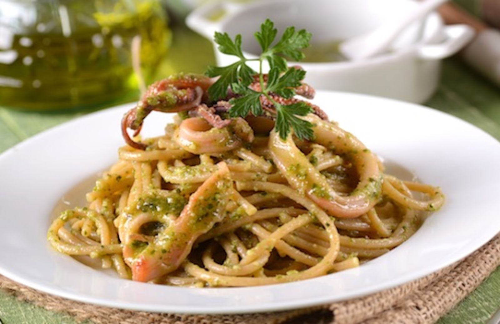 Come fare gli spaghetti con calamari e crema di piselli