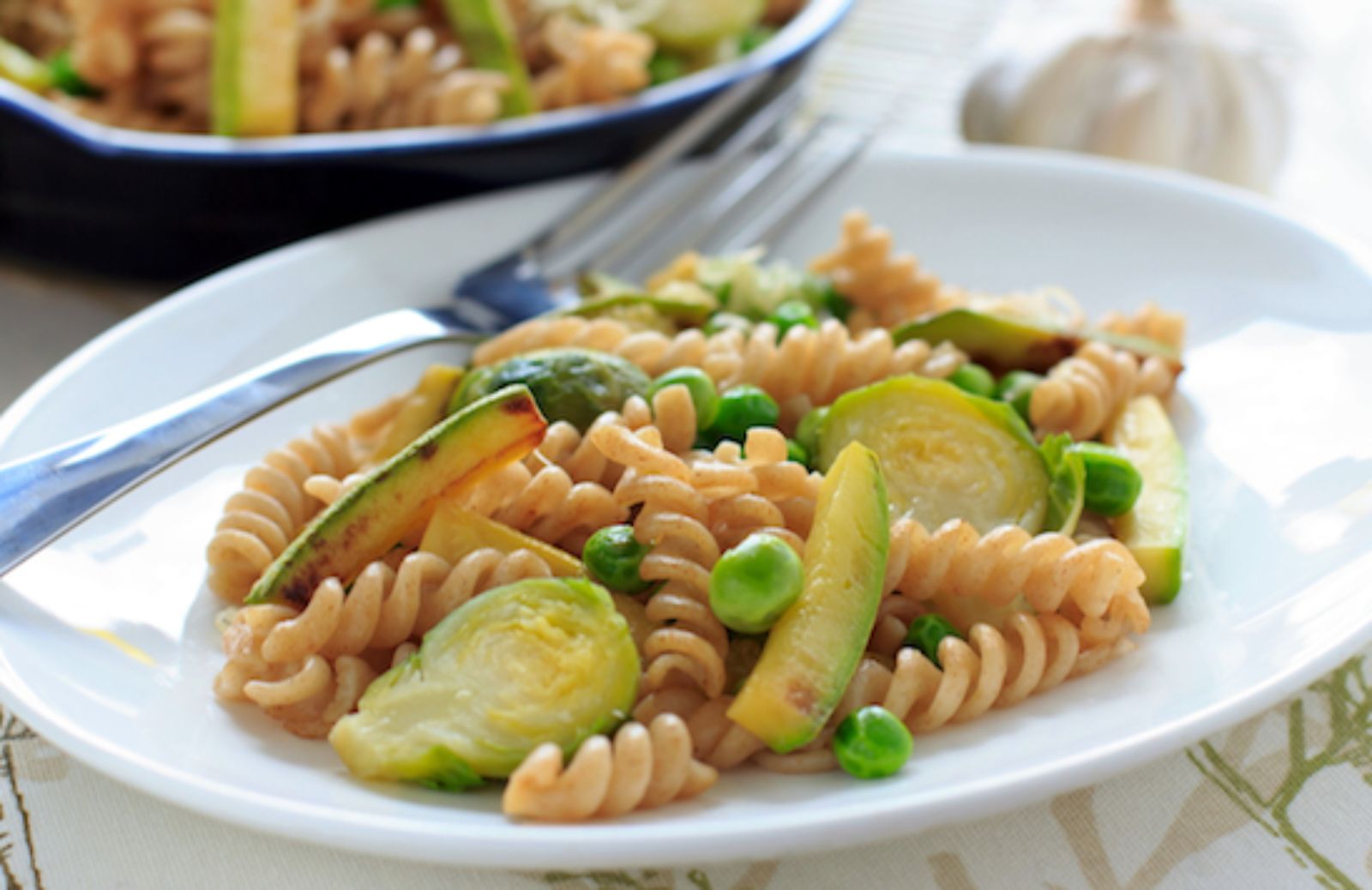 Come fare i fusilli integrali ai piselli e zucchine