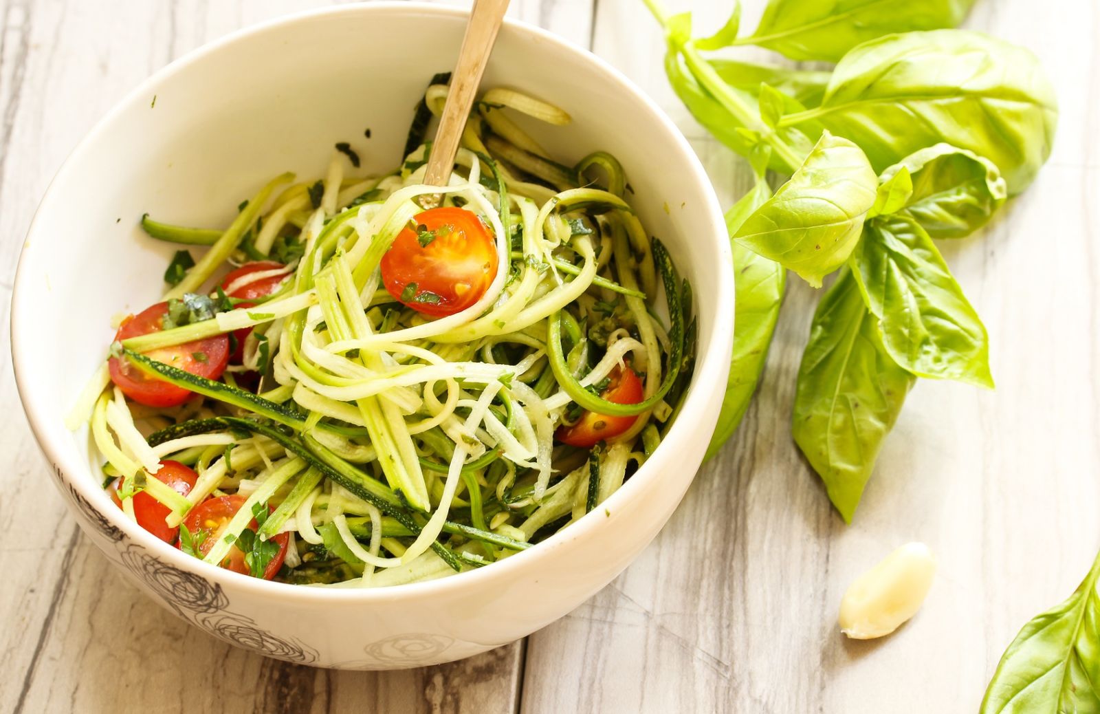 Come fare i tagliolini di zucchine al pomodorino