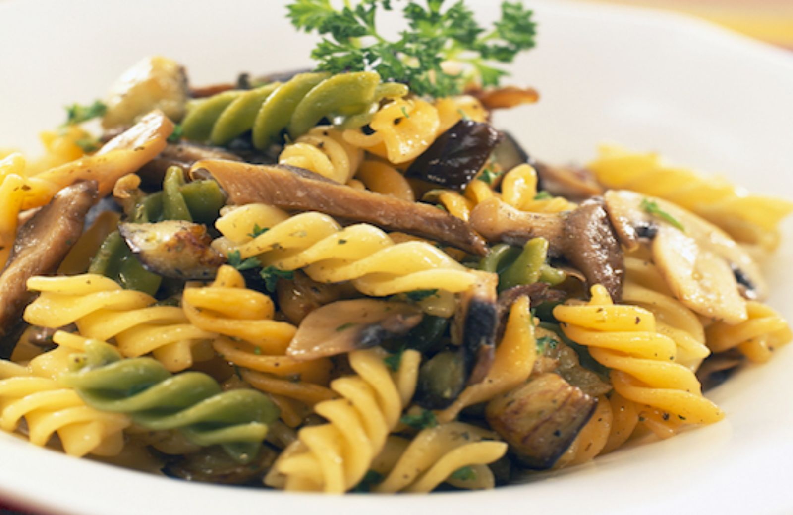 Come fare l'insalata di fusilli, melanzane e funghi