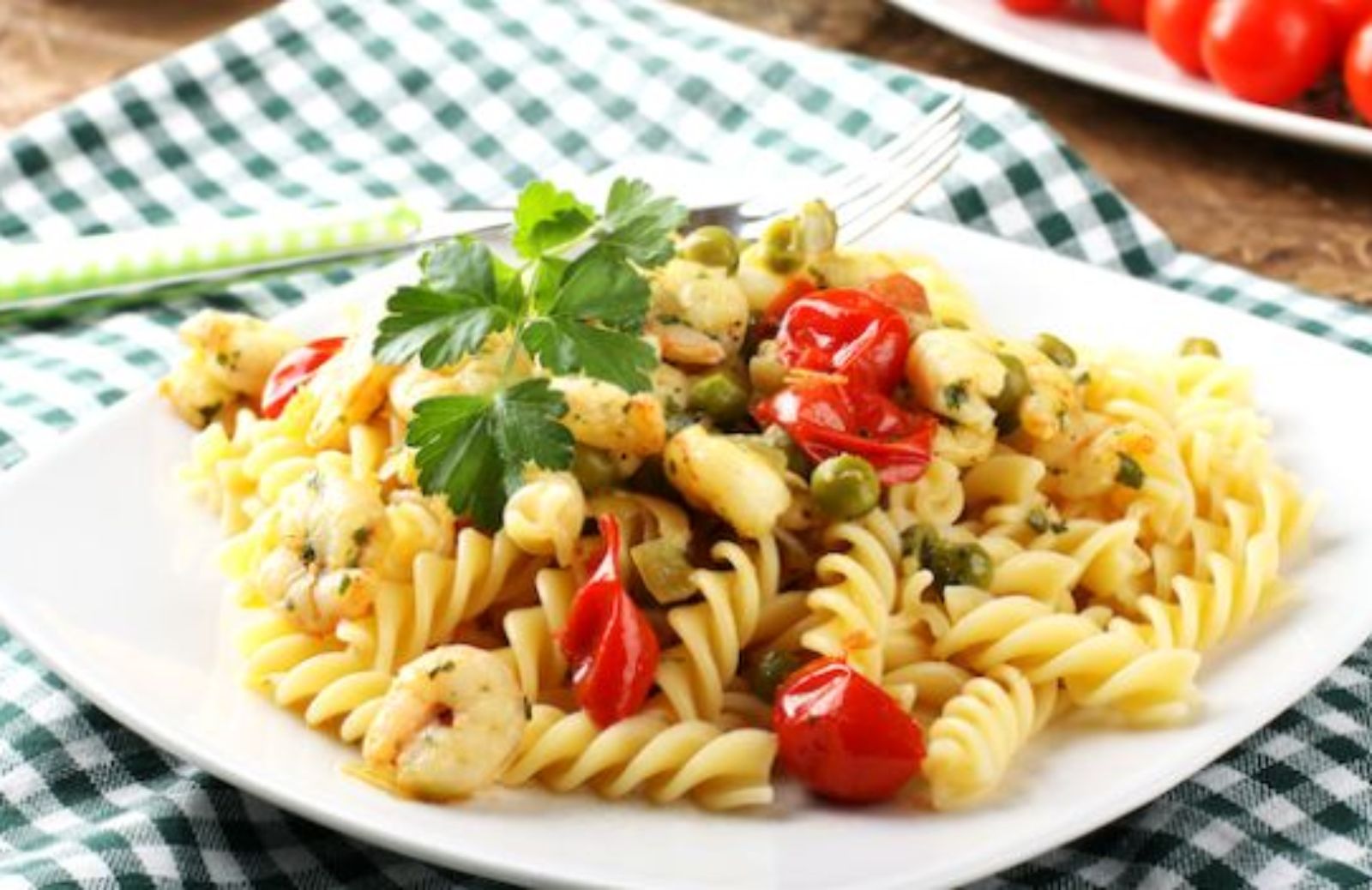 Come fare una pasta con gamberi, ortaggi e verdure