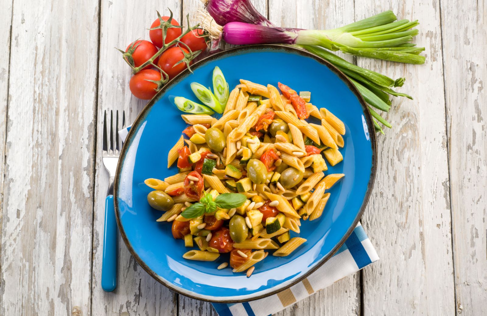 Insalata di pasta fredda vegana, la ricetta estiva che piace a tutti