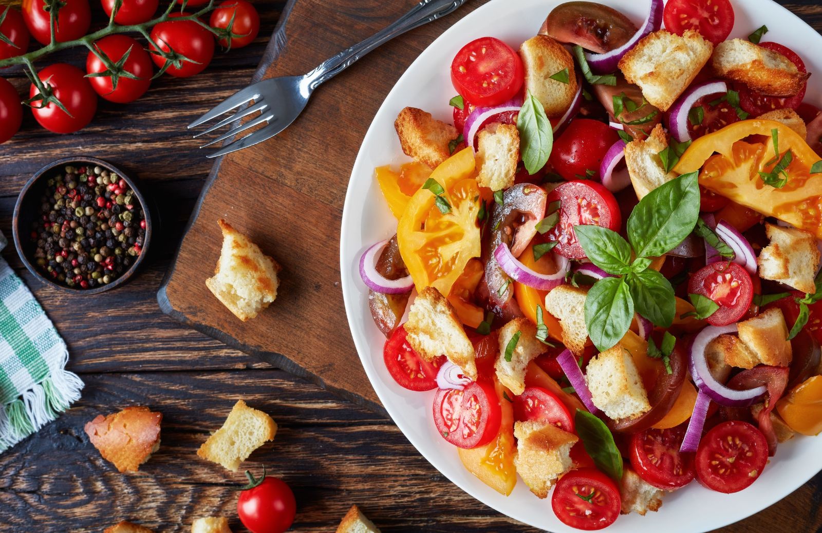 Panzanella di mare croccante, la ricetta per il pranzo estivo