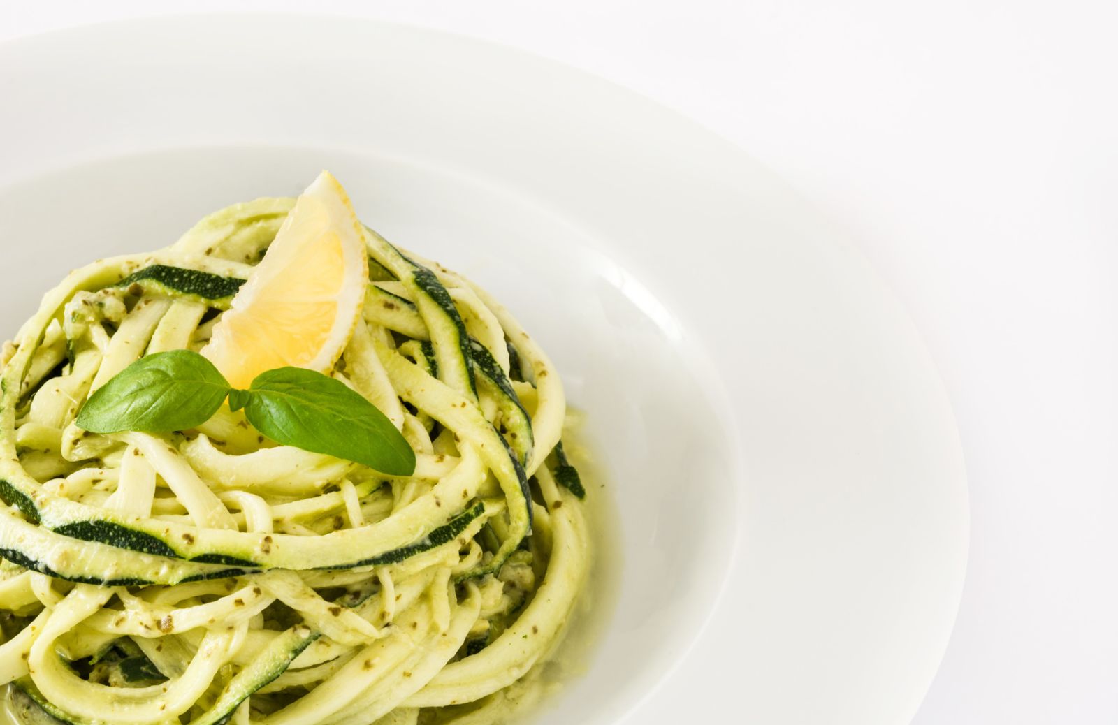 Pasta estiva: tagliatelle con zucchine e fiori al profumo di limone