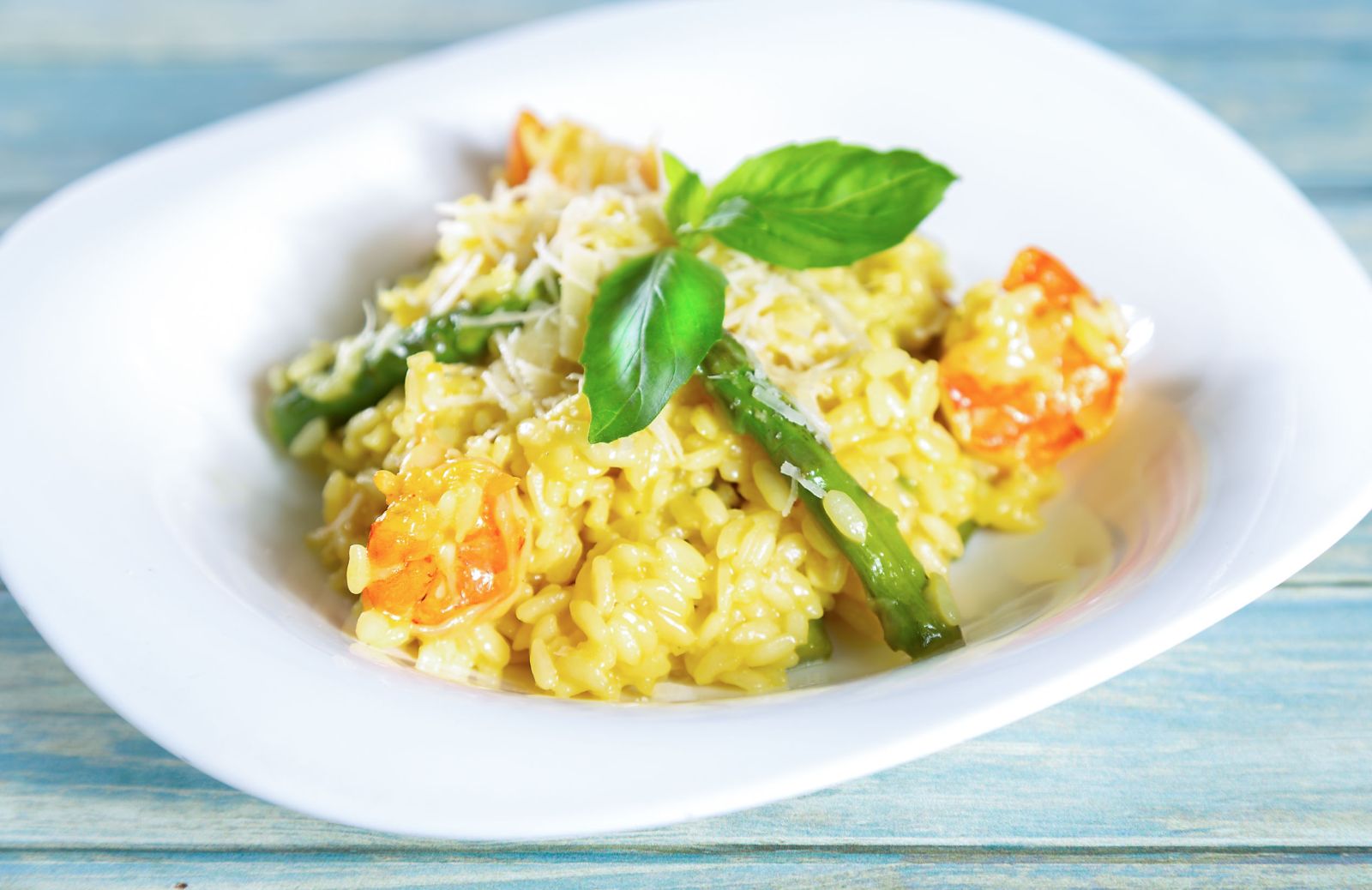 Risotto con asparagi e gamberetti, la ricetta perfetta per la primavera