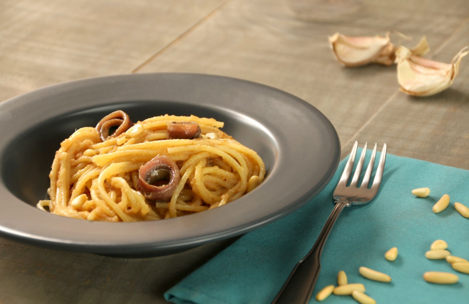 Spaghetti puntarelle e crema di acciughe: la ricetta