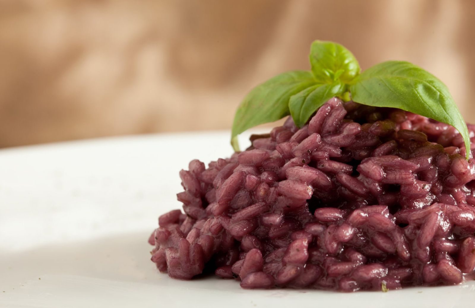 Risotto al vino rosso e gorgonzola, la ricetta di uno sfizioso primo autunnale