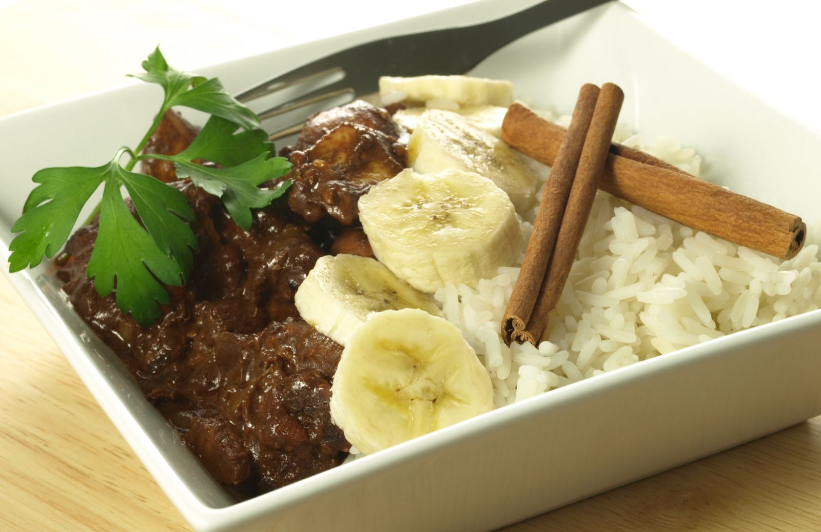 Pollo alla Congolese: quando la dolcezza delle banane si sposa con la carne bianca