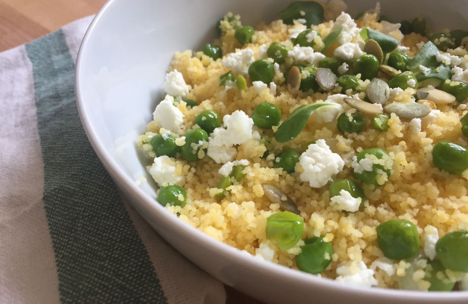 Couscous di mais con piselli, crescione e feta