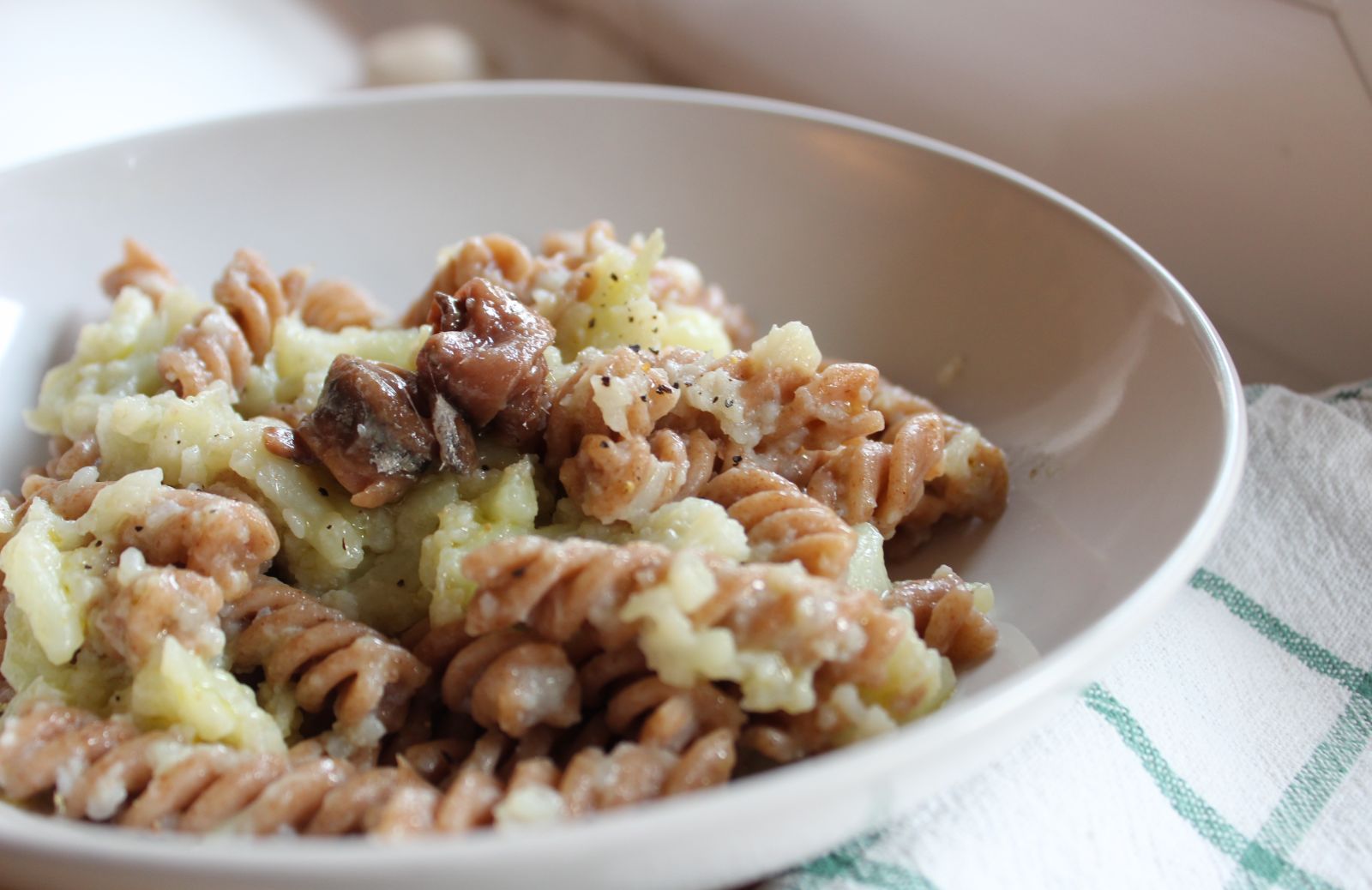 Fusilli di farro integrale con cavolfiore e alici del Cantabrico 