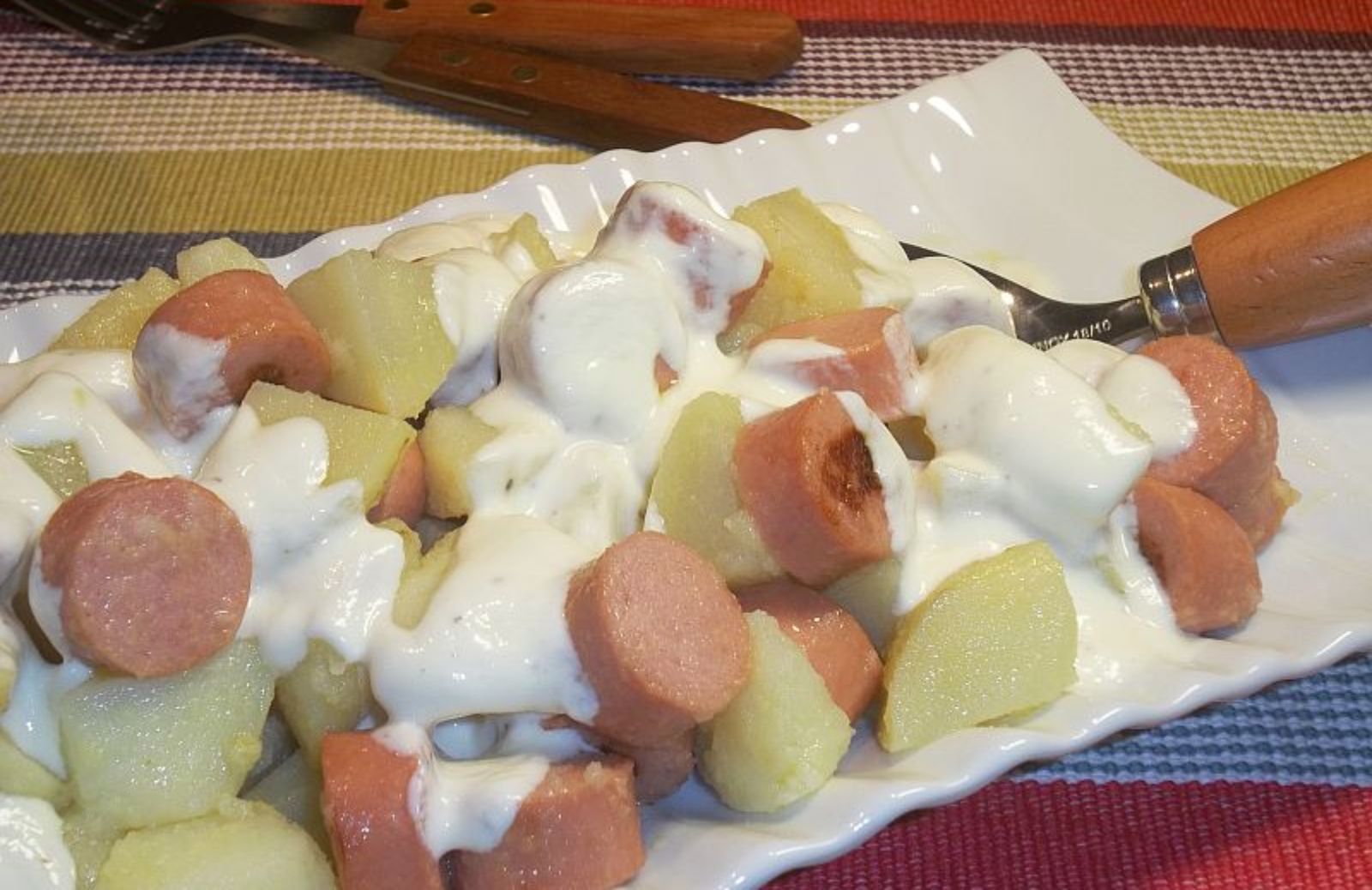 Insalata di patate e wurstel con salsa allo yogurt