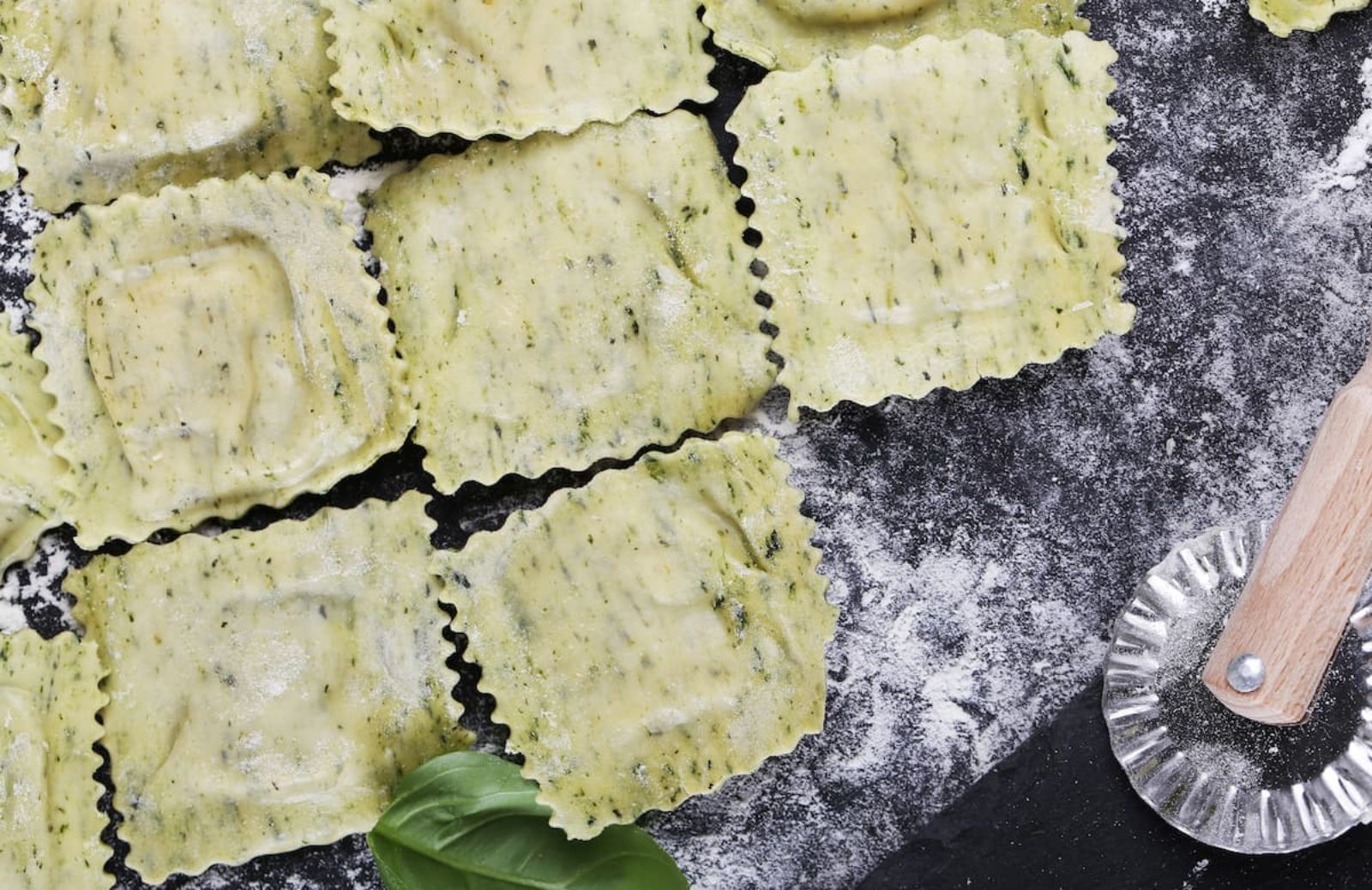 Primi di Pasqua: tortelloni agli asparagi su cialde croccanti