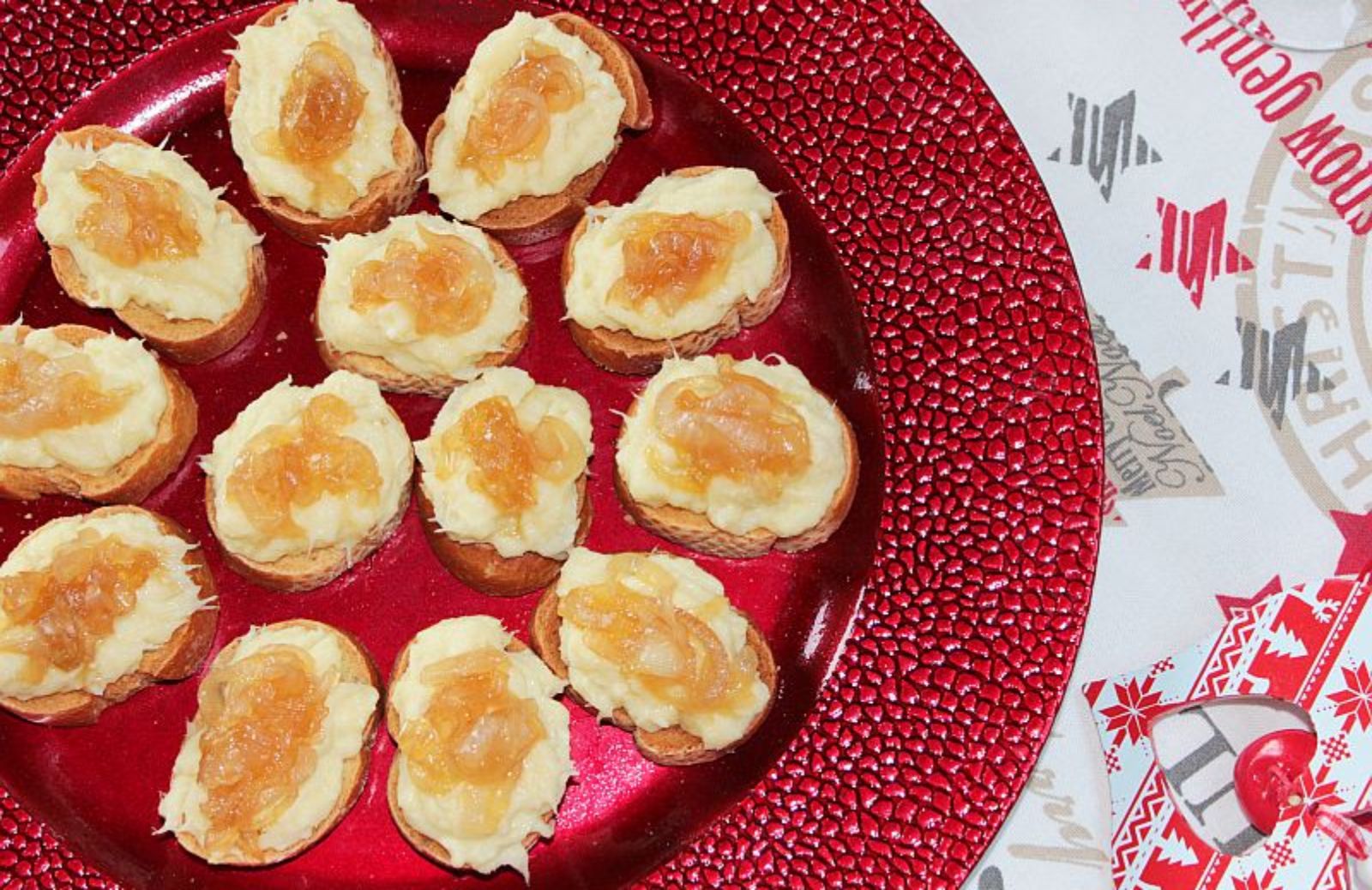 Crostini con Baccalà Mantecato e Cipolla Caramellata