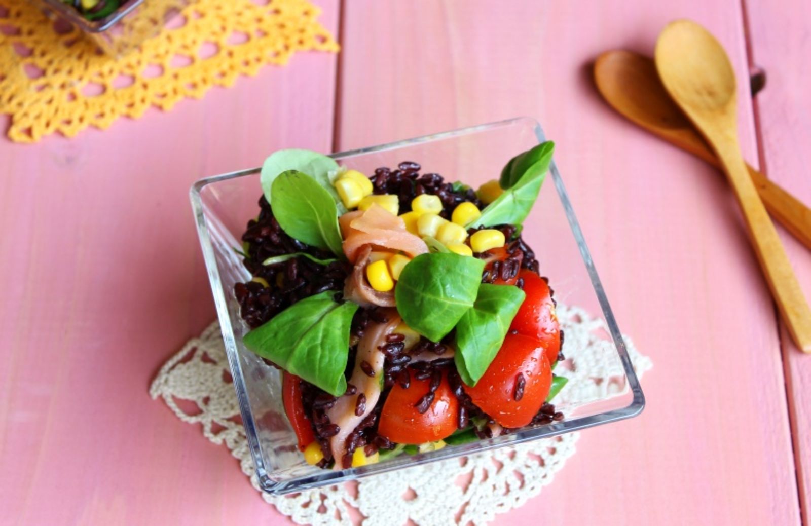 Insalata di riso venere con salmone: la ricetta