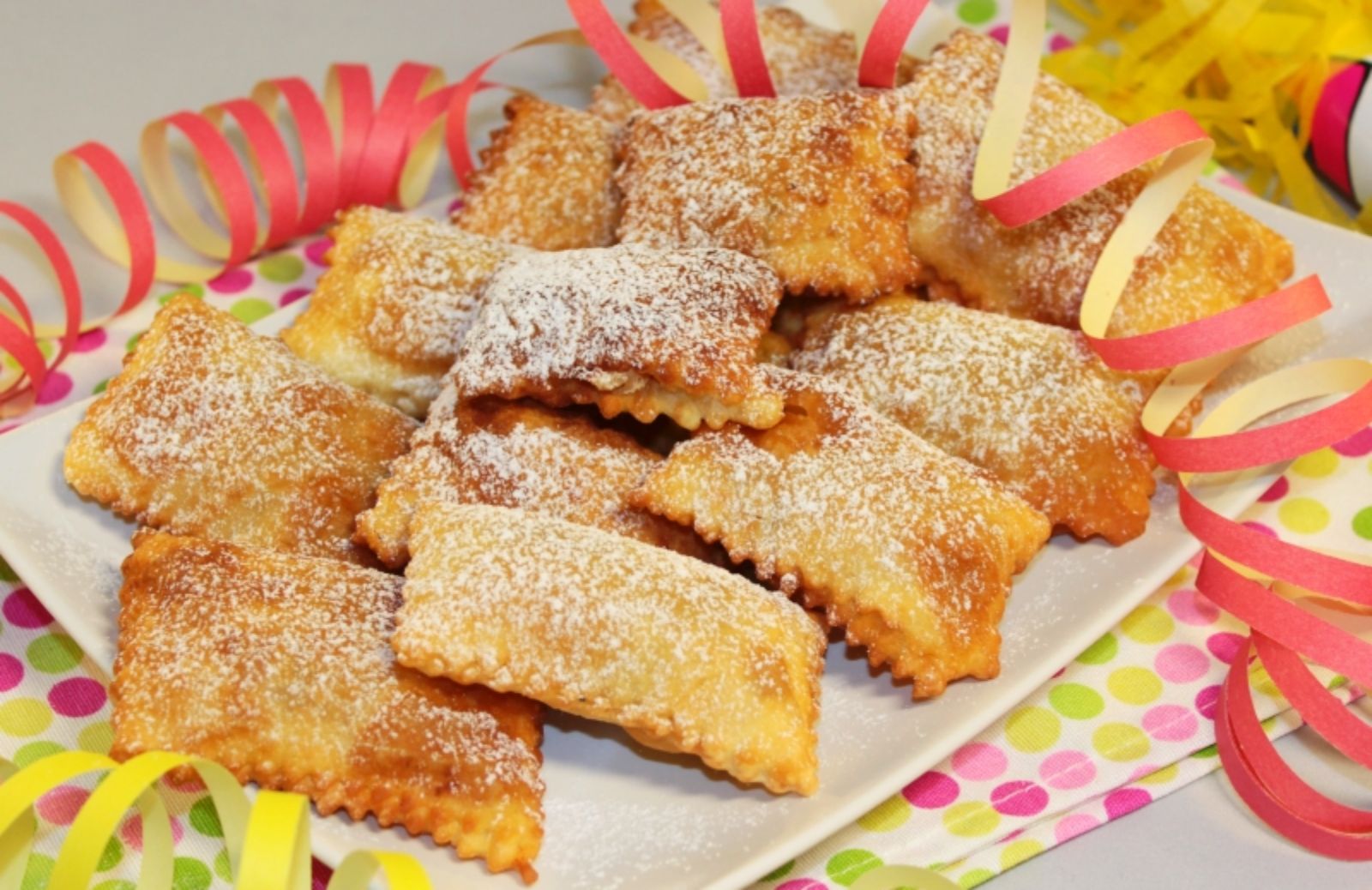 Ravioli dolci di Carnevale con ricotta e cioccolato