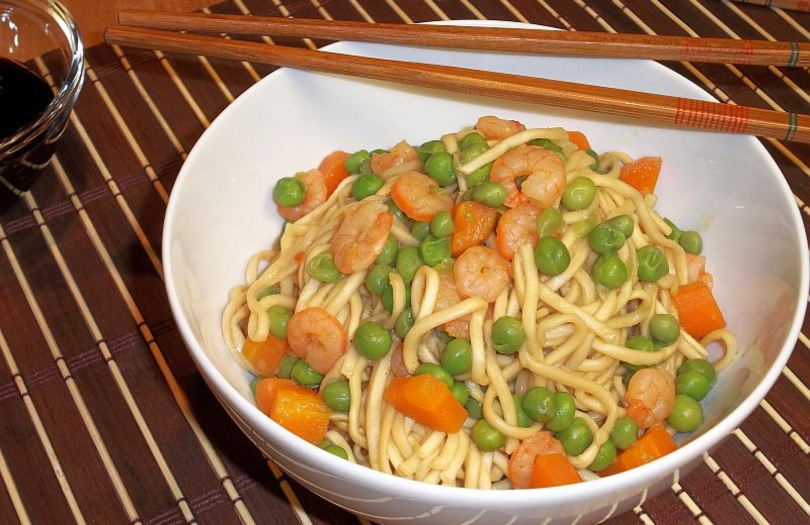 Asia in cucina: noodles con verdure e gamberetti