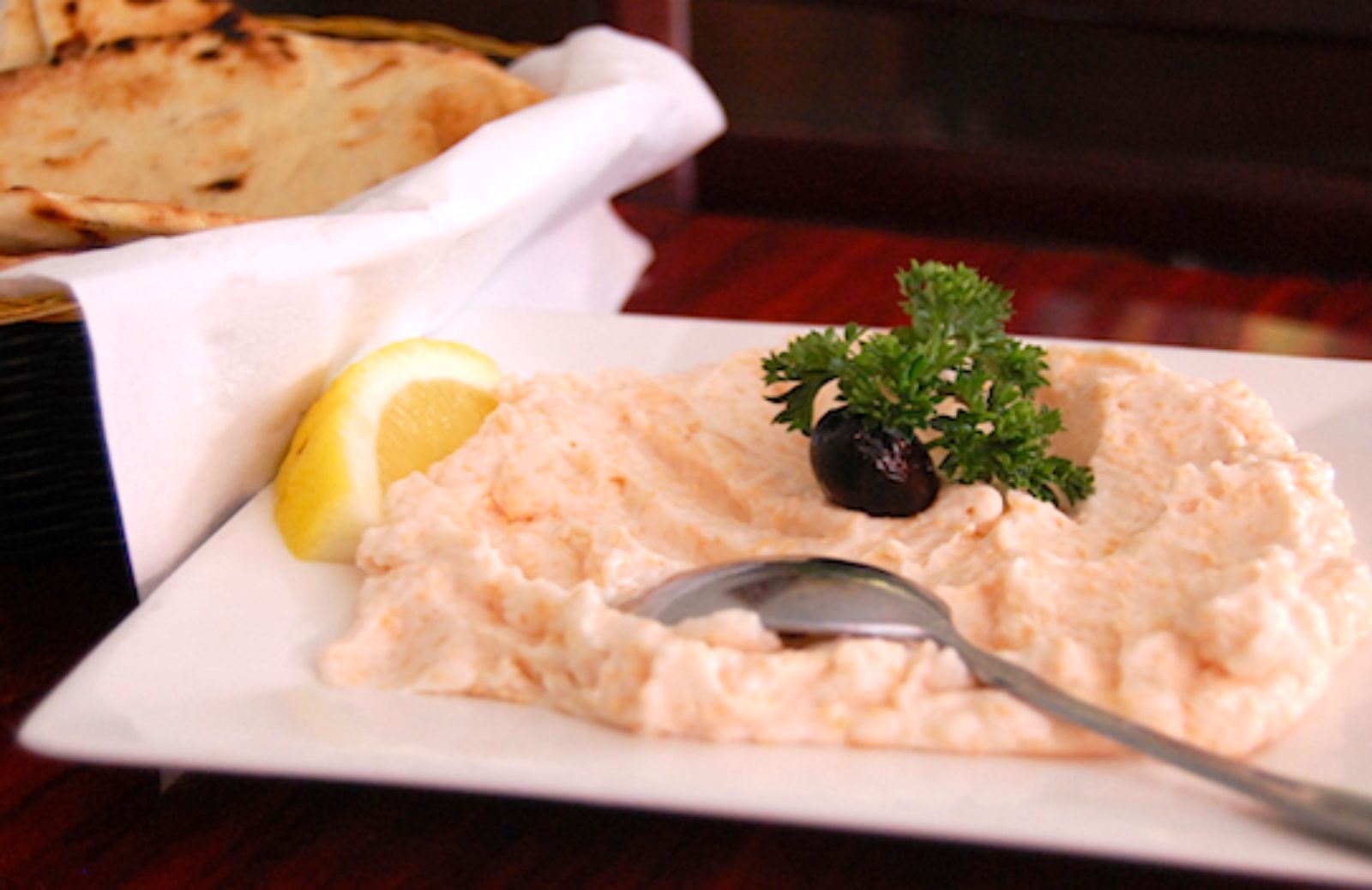 Ricette greche: come fare il tonno affumicato con taramosalata