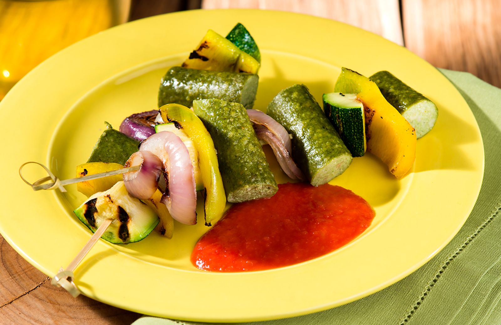 Barbecue vegetariano: spiedini vegetali con würstel di verdure e salsa piccante