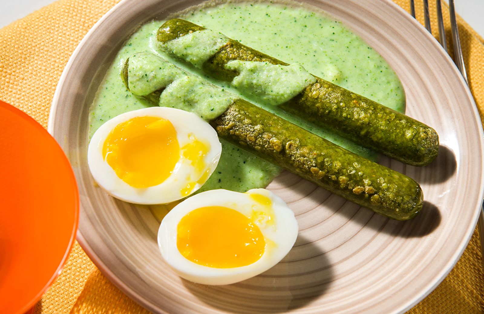 Cucina green: würstel di verdure in salsa di broccoli e uovo alla coque