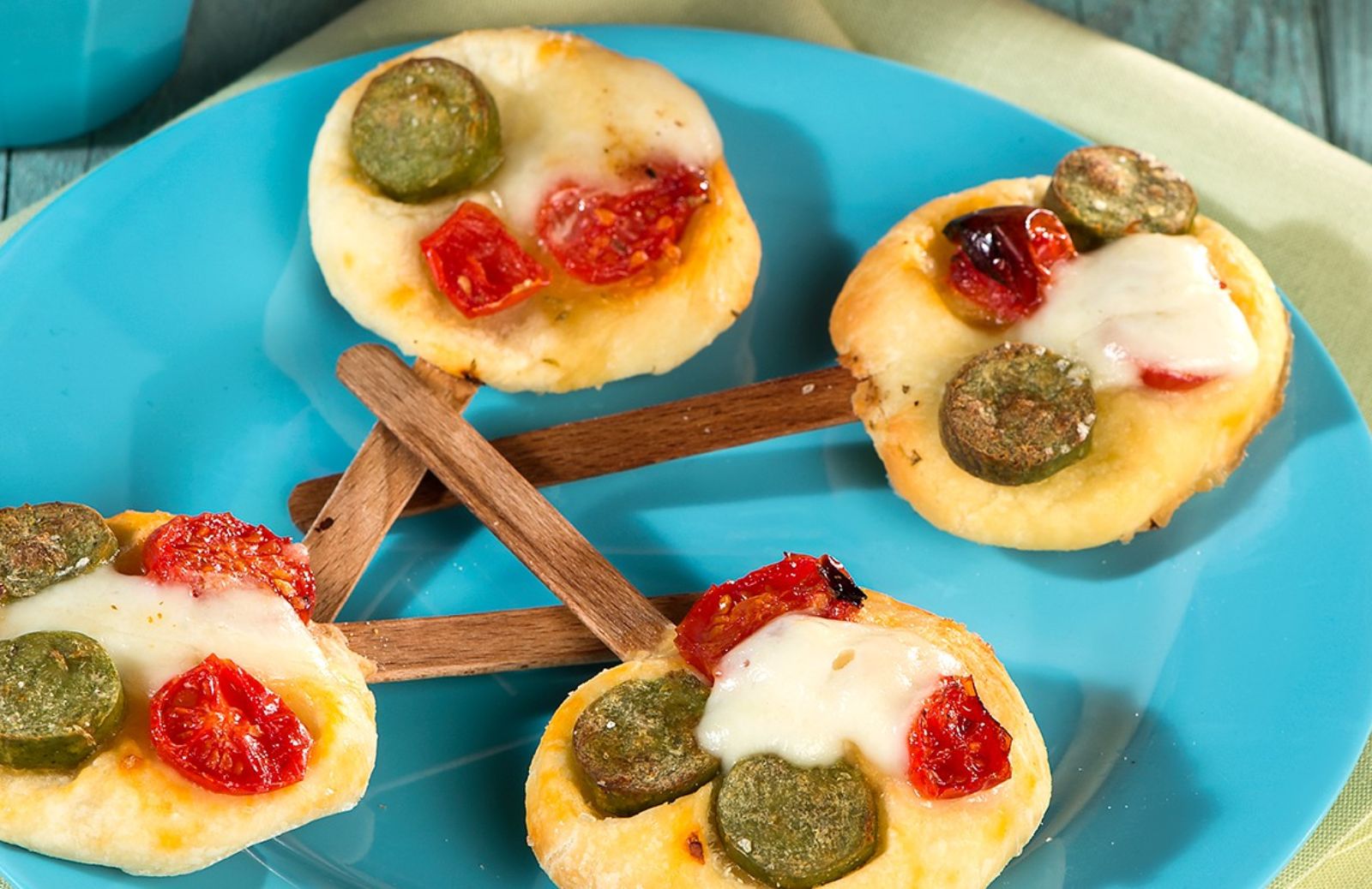 Lollipop di pizzette con würstel di verdure: una girandola di gusto