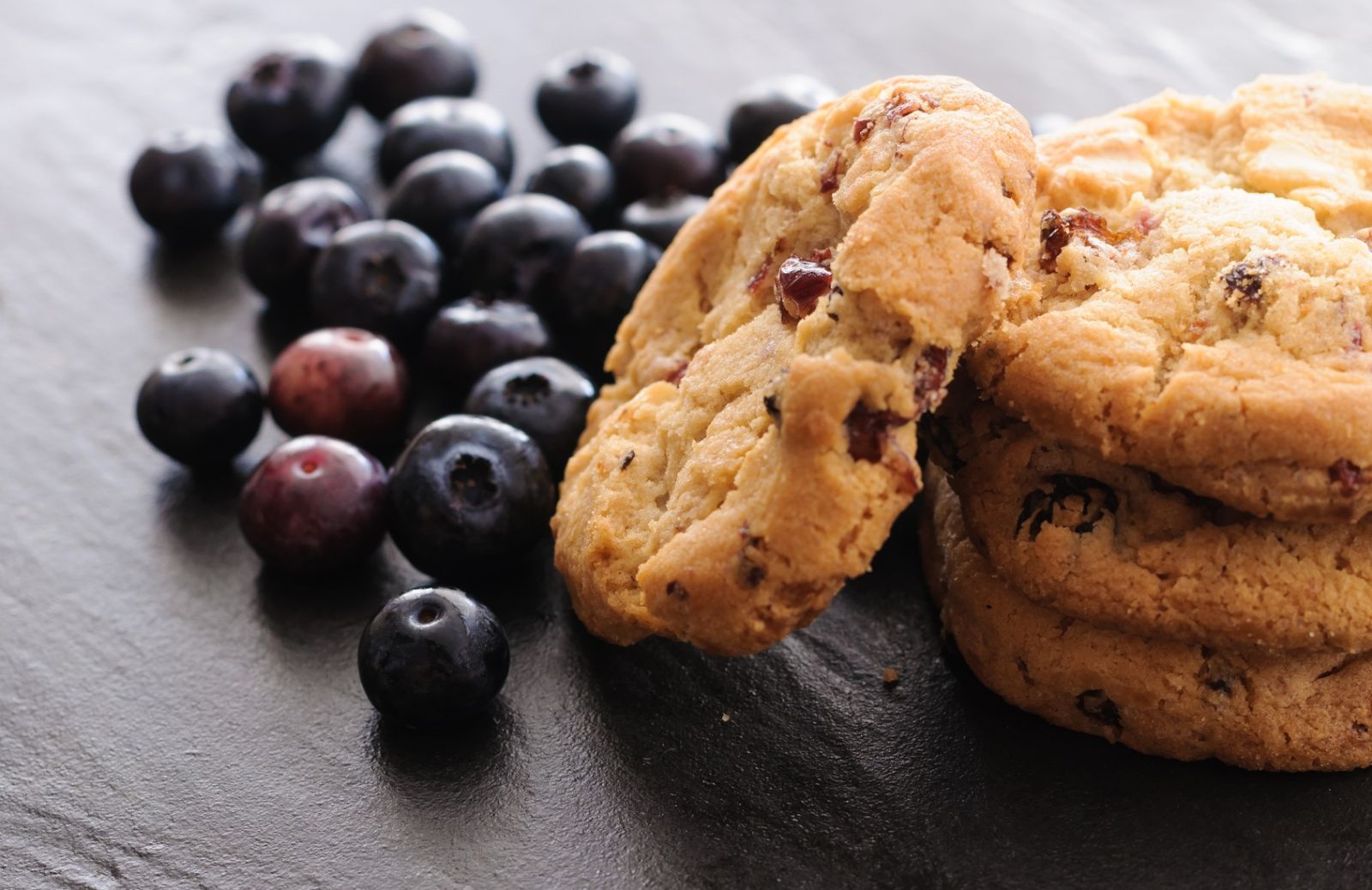 Ricette senza lattosio: cookies al Grana Padano, miele e mirtilli 