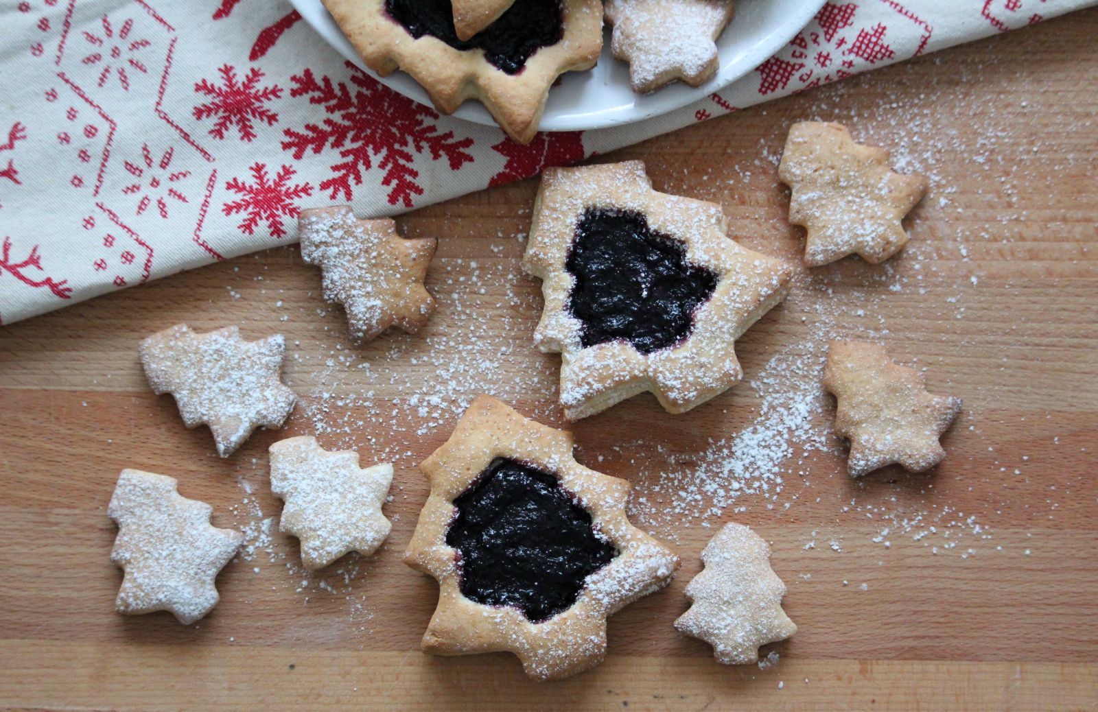 Biscotti di Natale con farina di riso e marmellata di mirtilli