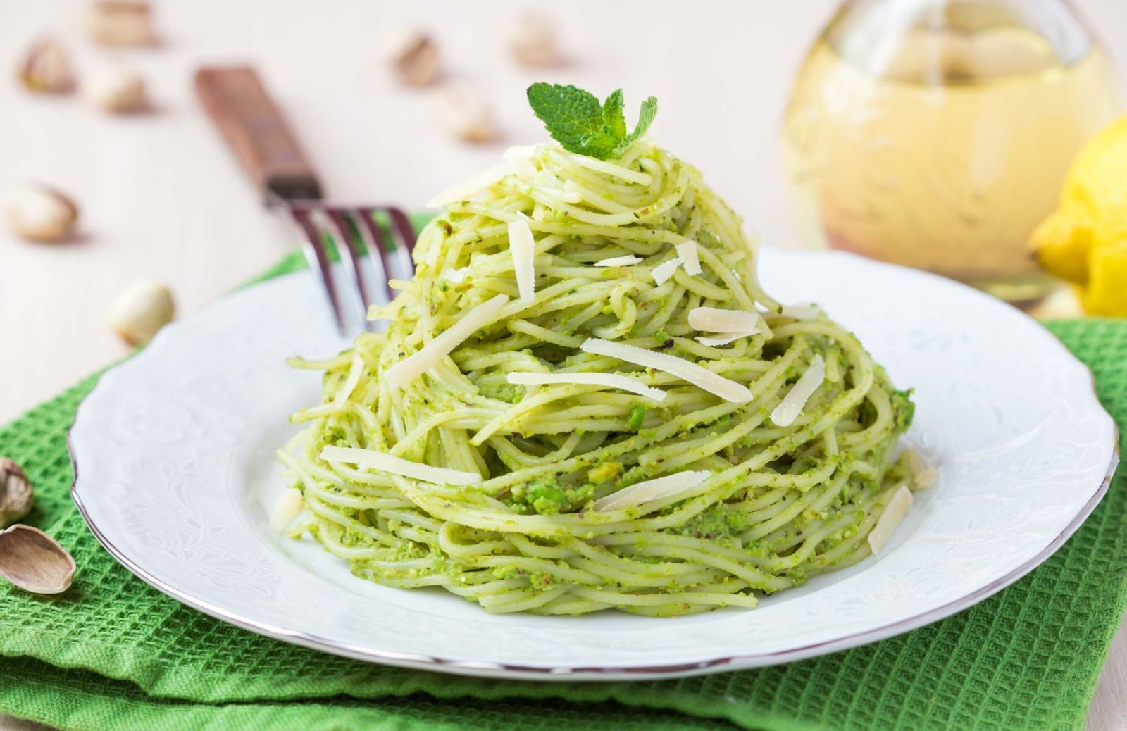 Tendenza vegan: il cestino di spaghetti verdi con pesto veg è tutto da provare!