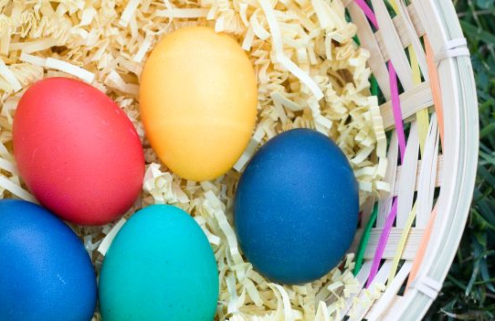 Come dipingere le uova sode di Pasqua con prodotti naturali