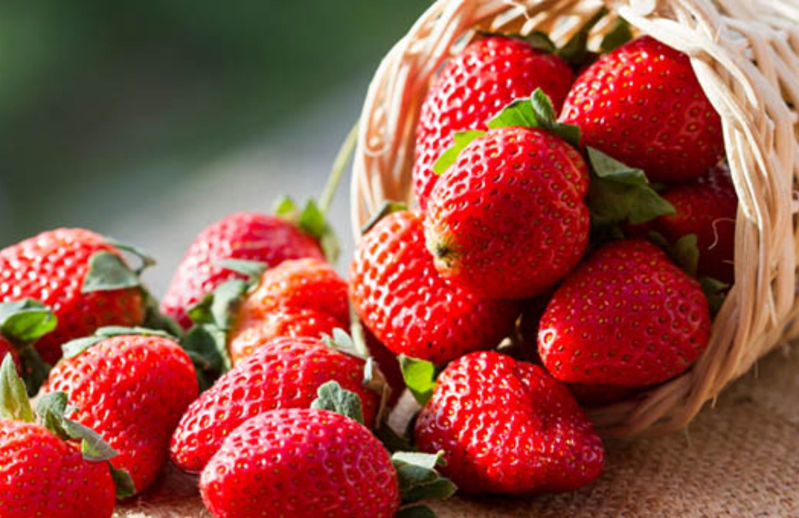Frutta di stagione: cosa comprare e mangiare ad aprile
