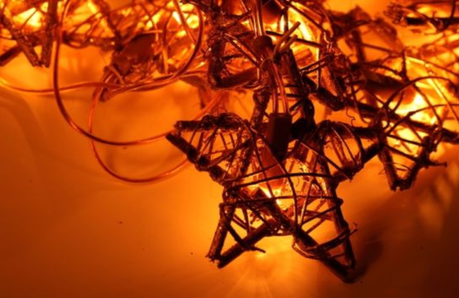 Eco decorazioni di Natale: ghirlanda con vecchie lampadine