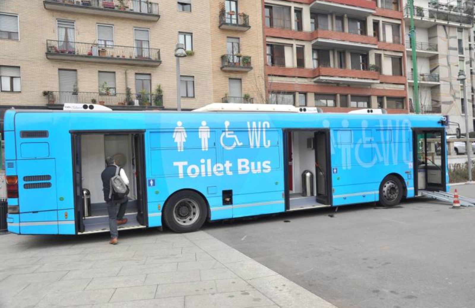 A Milano il primo toilet bus d’Europa