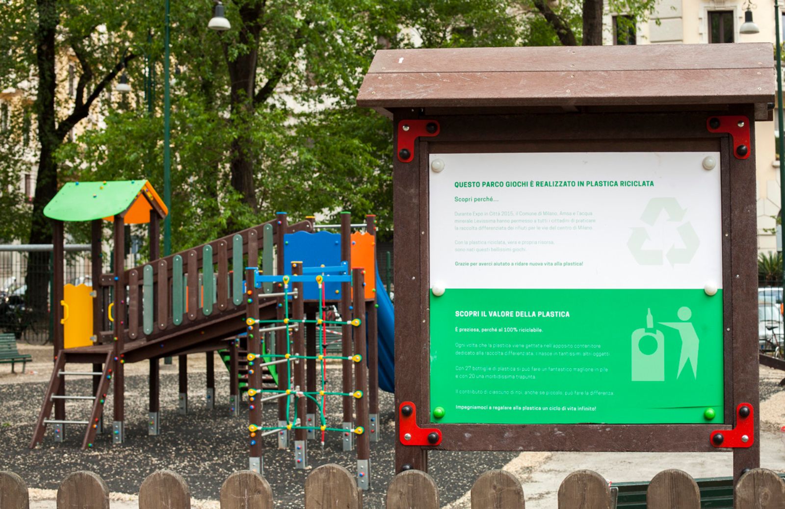 A Milano un parco giochi in plastica riciclata grazie a Levissima
