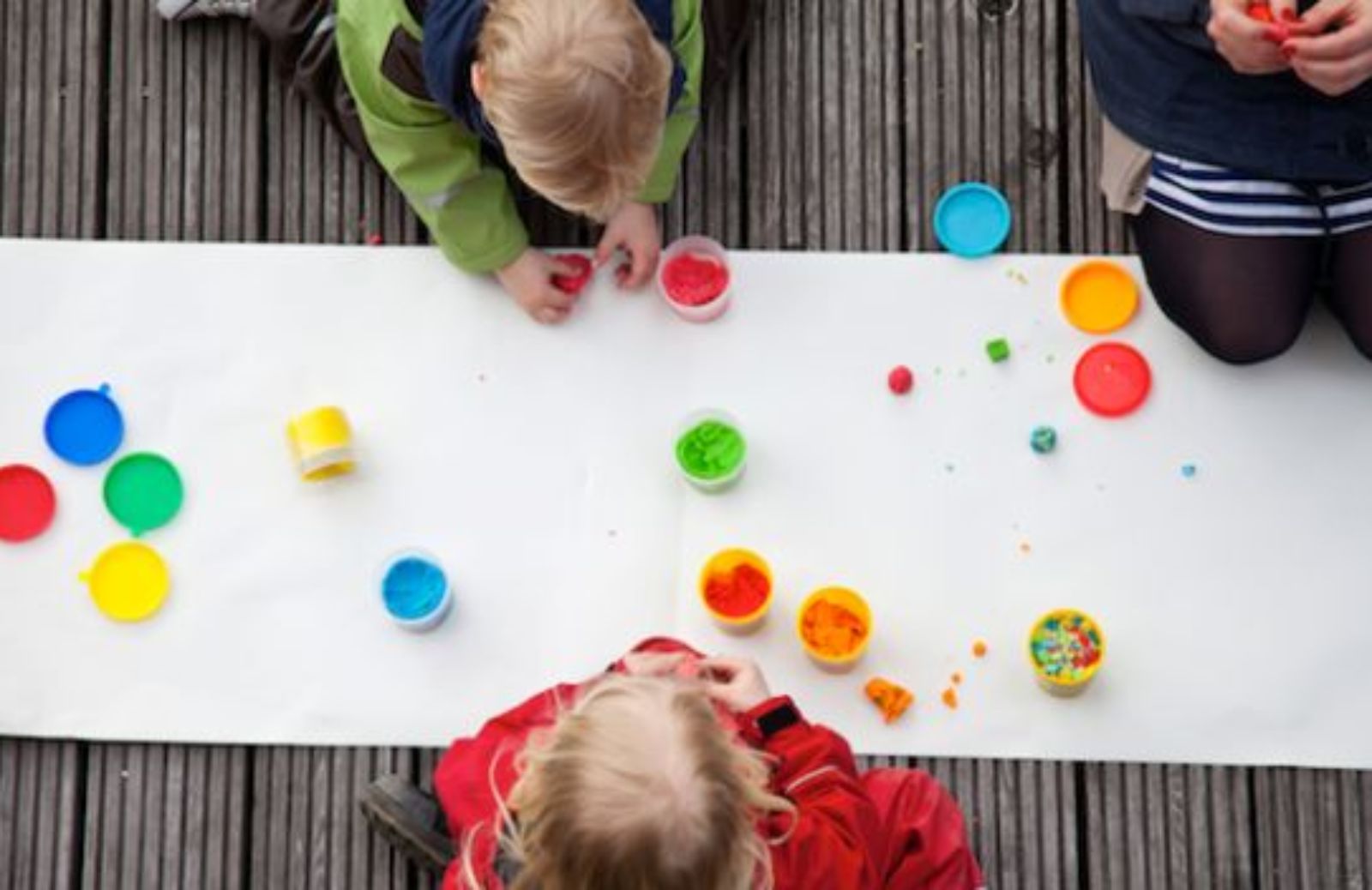 Come far giocare i bambini con semi e colori