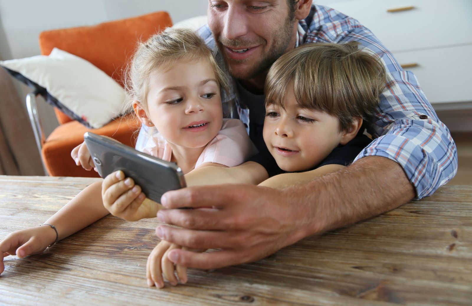 Bimbi e tecnologia, guida all'uso corretto di smartphone e tablet