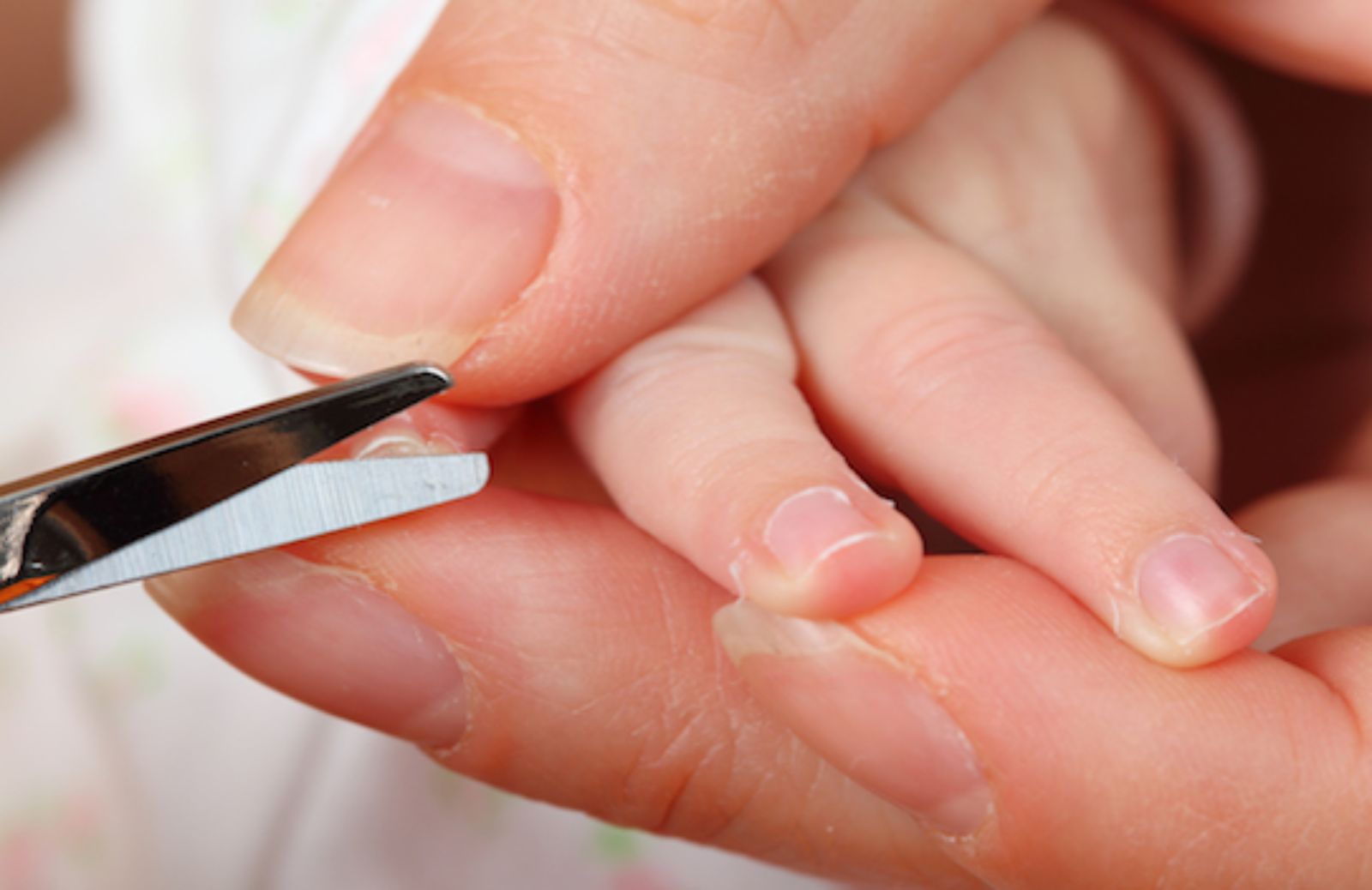 Come tagliare le unghie di un neonato