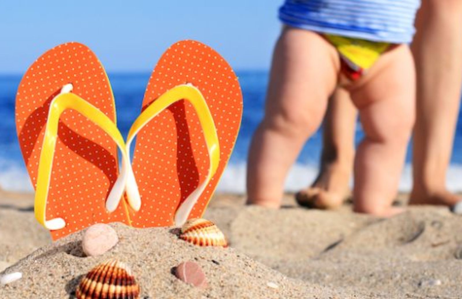 Come insegnare ai bimbi a camminare in spiaggia