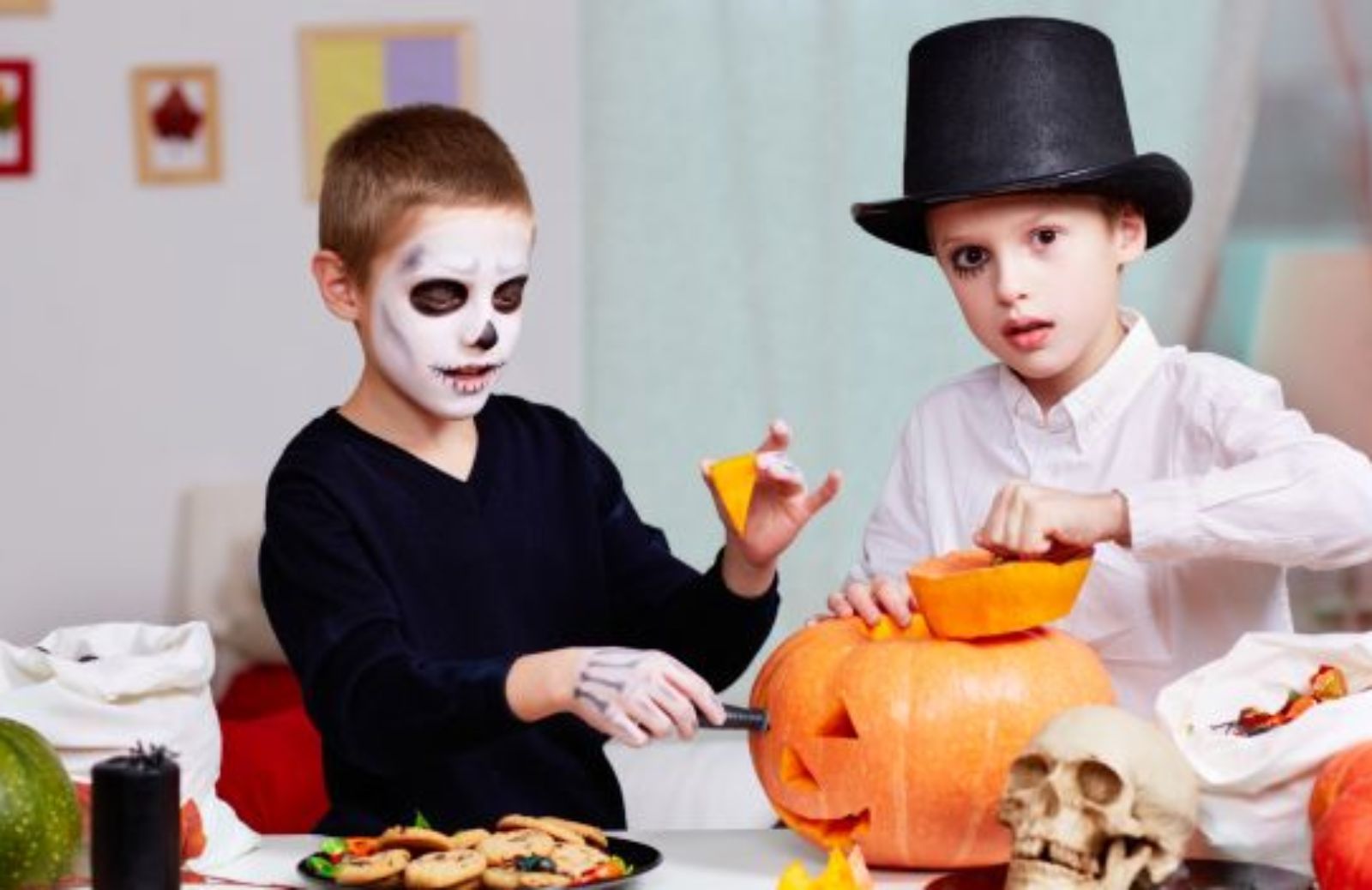 Come fare decorazioni di Halloween insieme ai bambini con zucchero, stoffa e farina