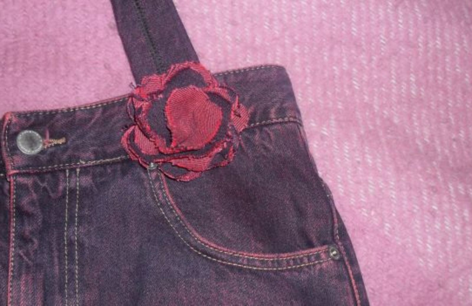 Come creare una borsa nuova con dei vecchi jeans