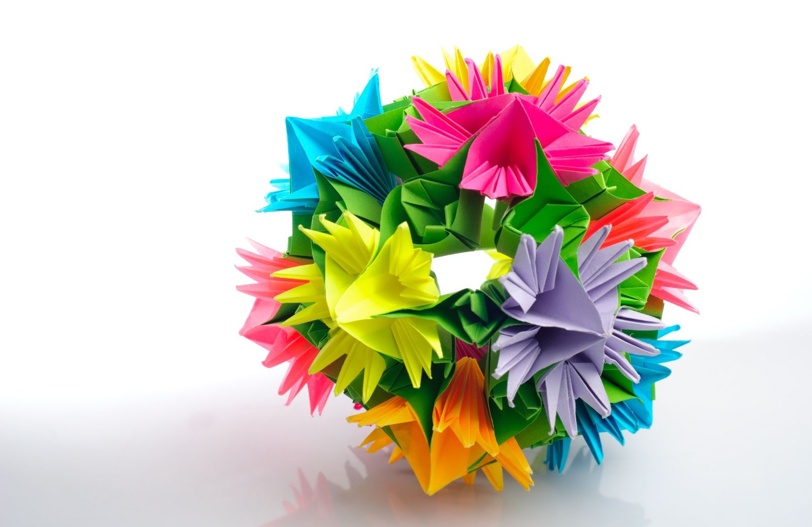 Kusudama, l’ultima frontiera degli origami: ecco cos’è 