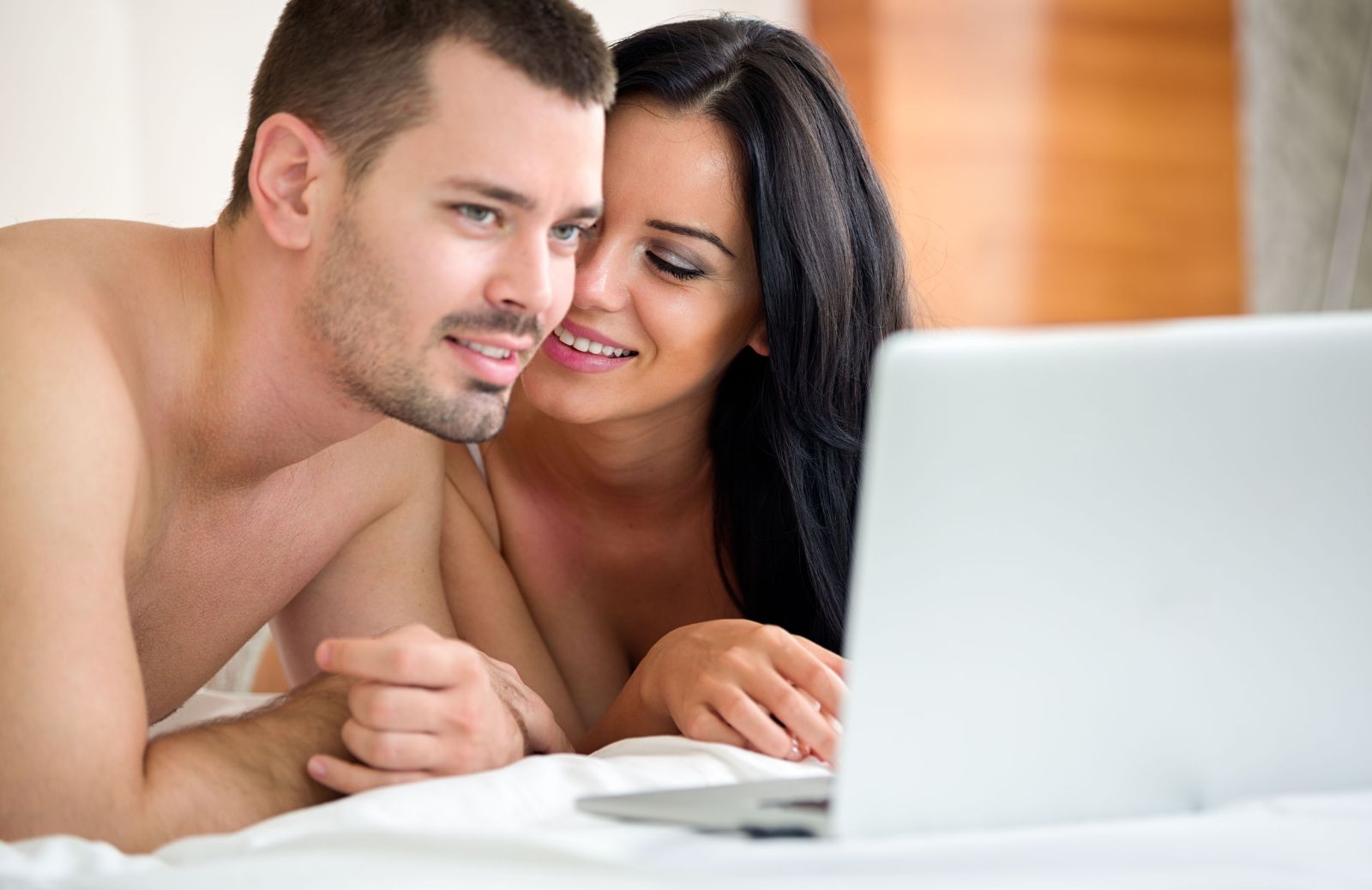 Come guardare film porno col tuo partner (e trarne beneficio) 