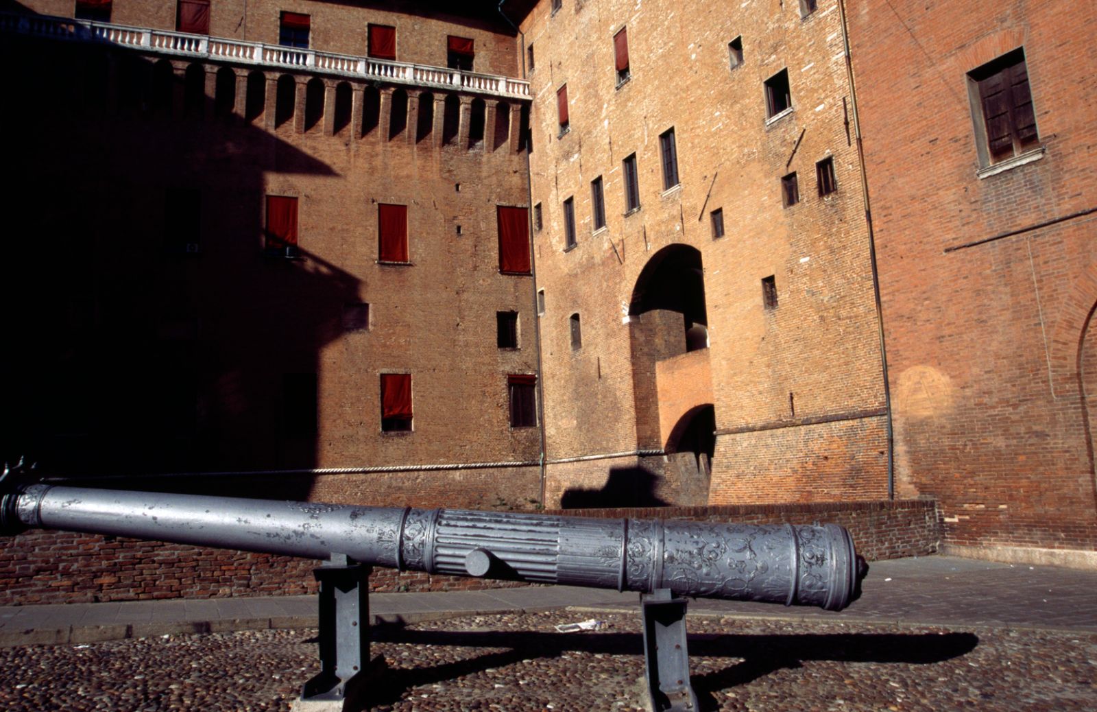 È Capodanno: incendio al castello di Ferrara!