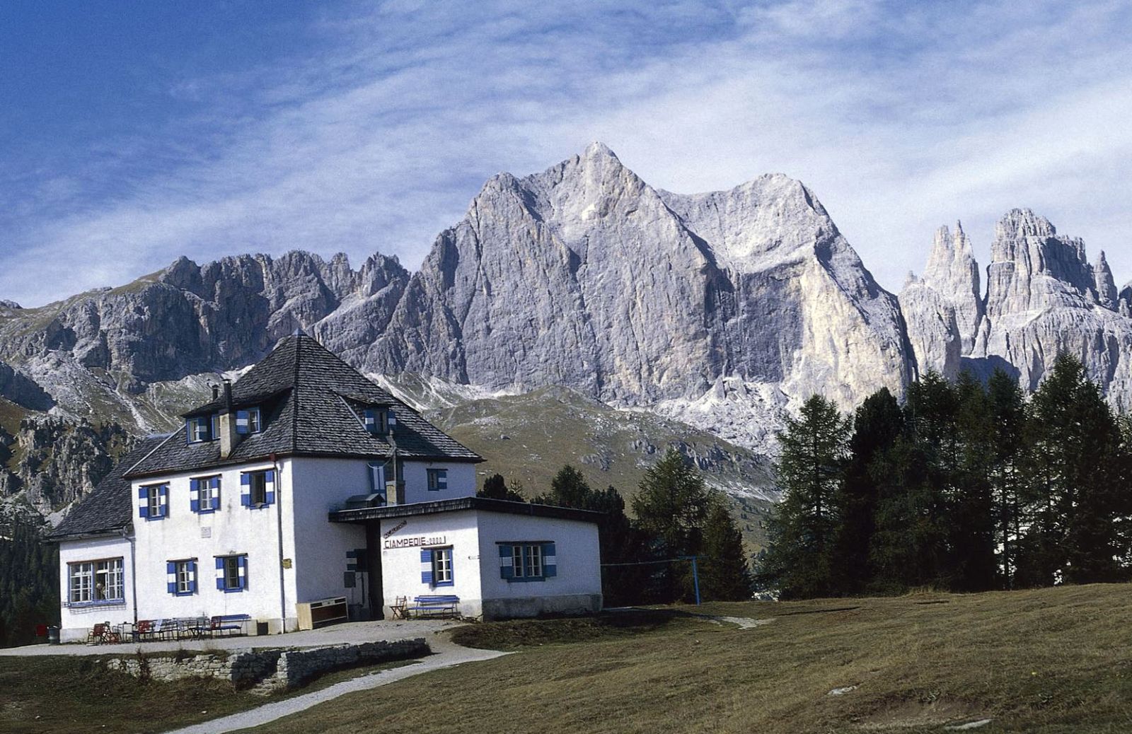 A cena con gli antichi ladini, sulle strade del Trentino