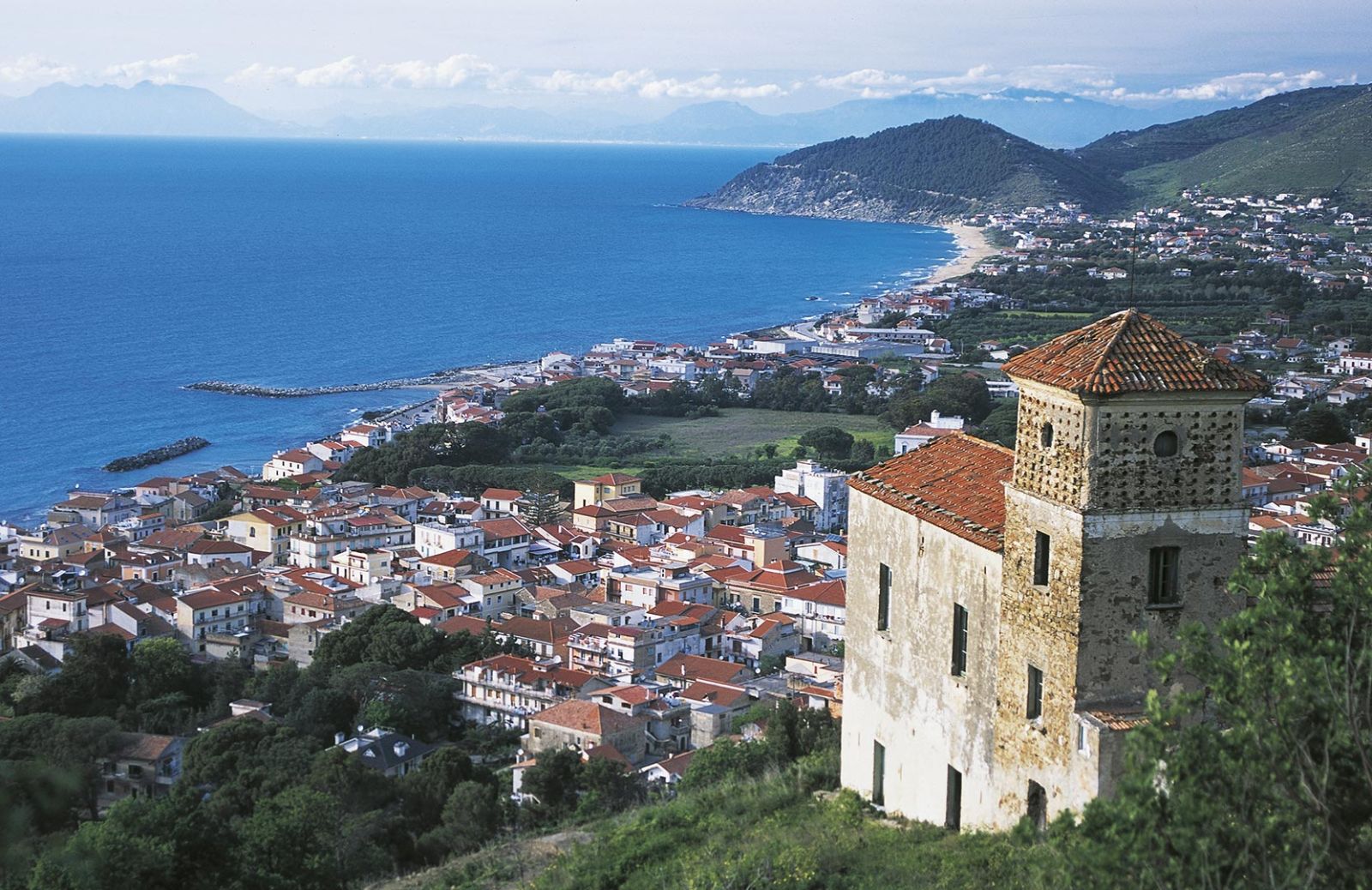Castellabate, uno splendido borgo campano del basso Cilento affacciato sul mare