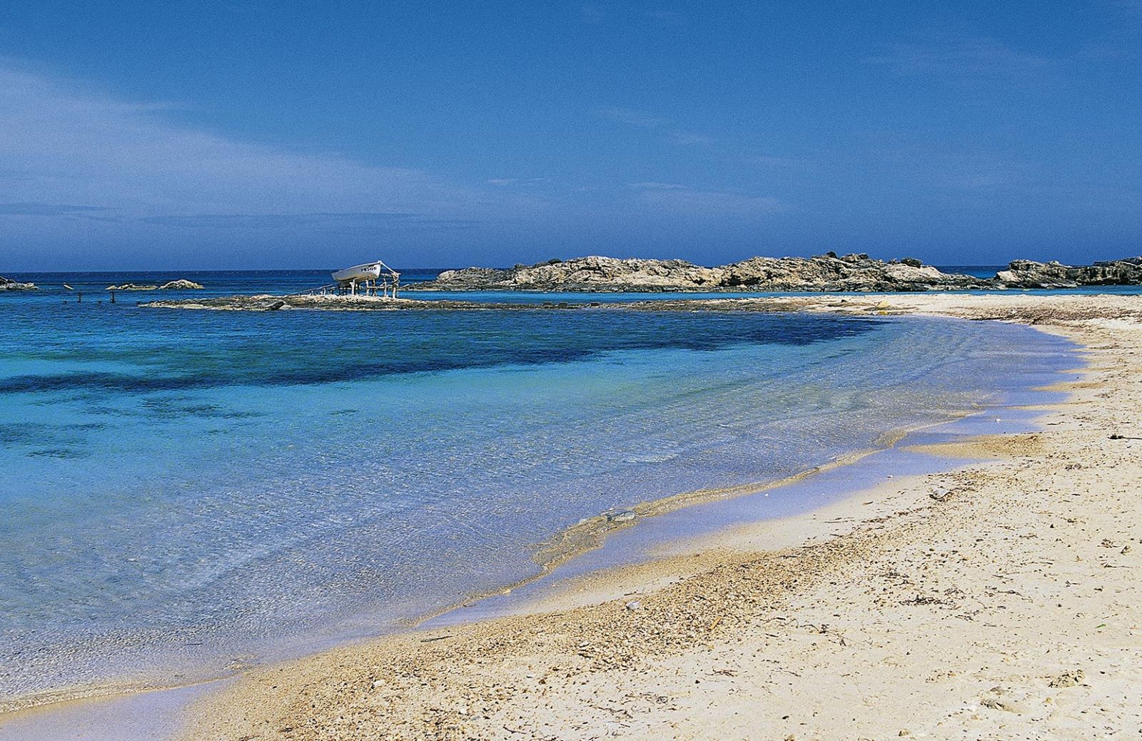 Formentera, una meta per giovani ma non solo: uno splendido mare e tanta movida