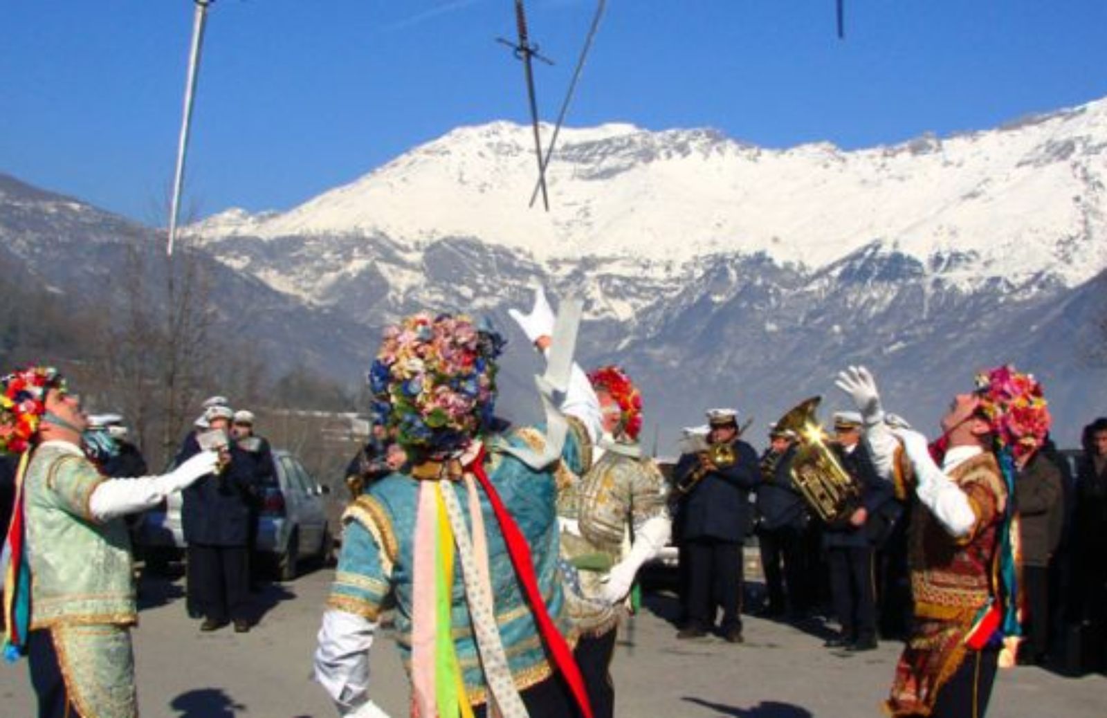 Spade e fiori uniti nella danza