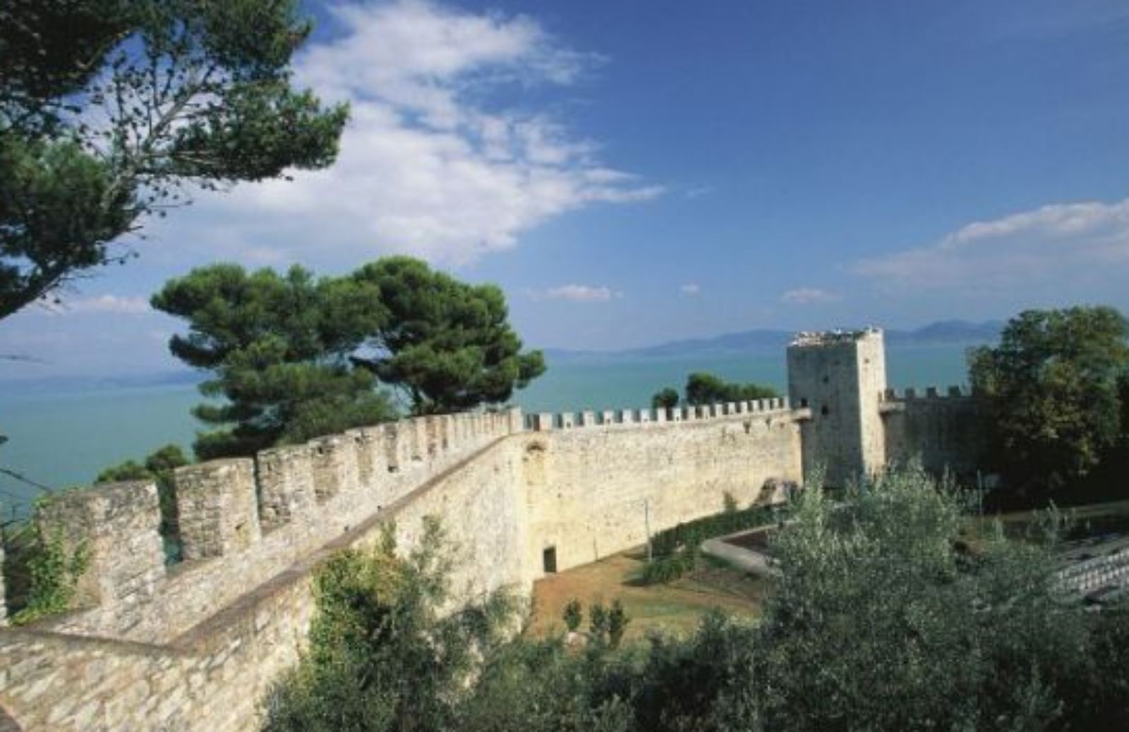 Splendidi affreschi sul Trasimeno