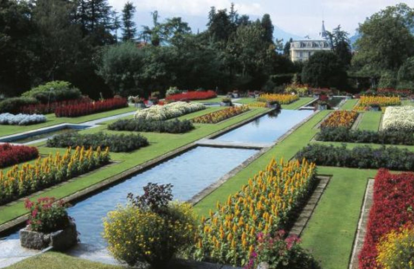 Un giardino che si specchia nel lago